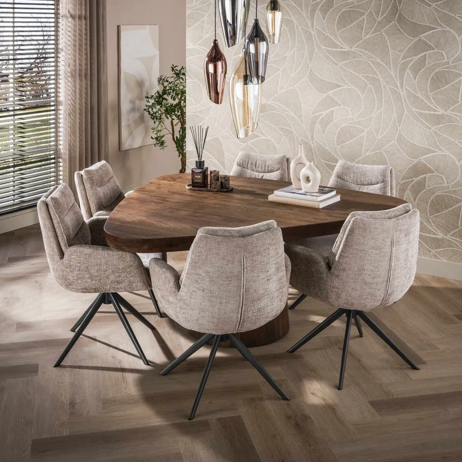 Andreas Eettafel driehoekig Acaciahout 165cm