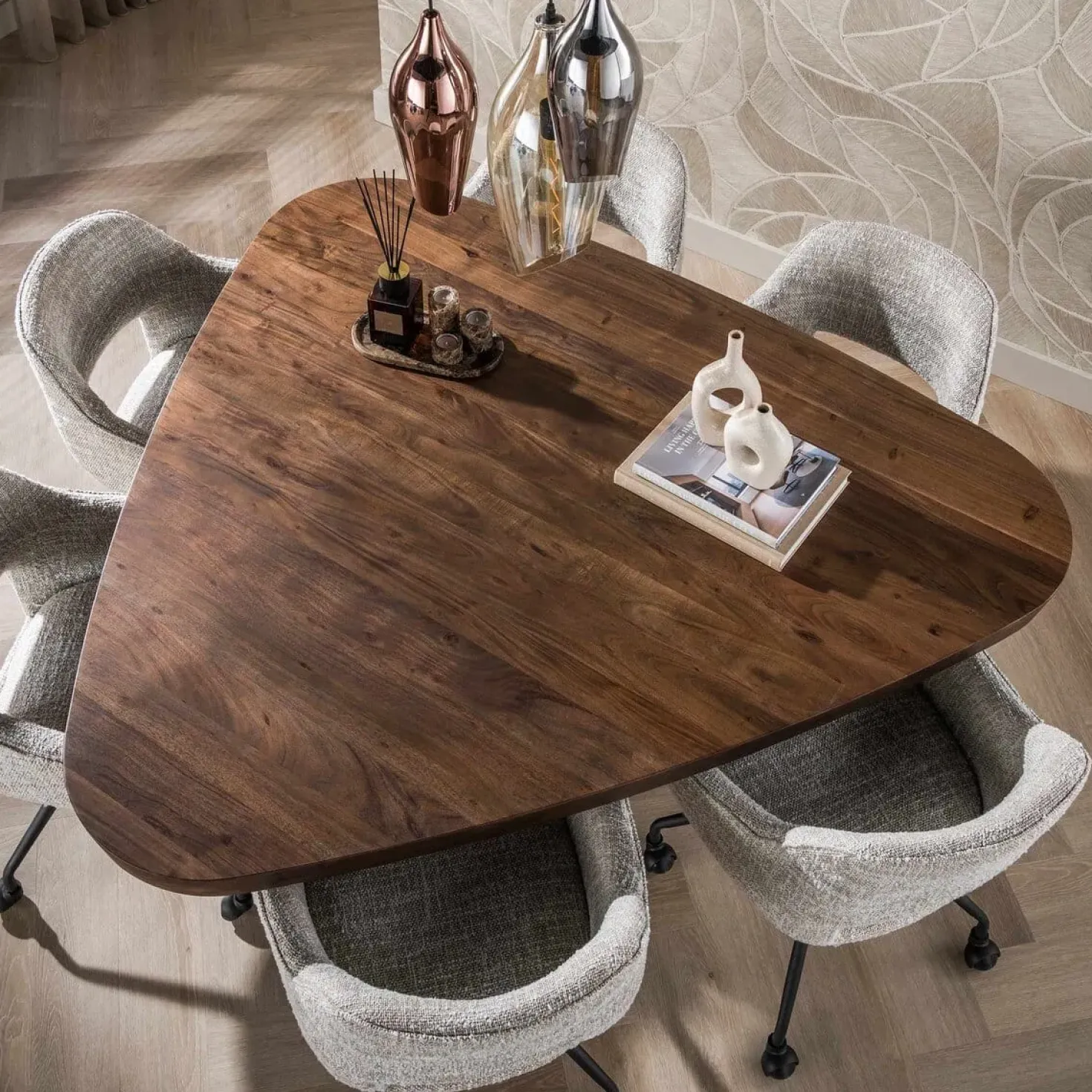Andreas Eettafel driehoekig Acaciahout 165cm