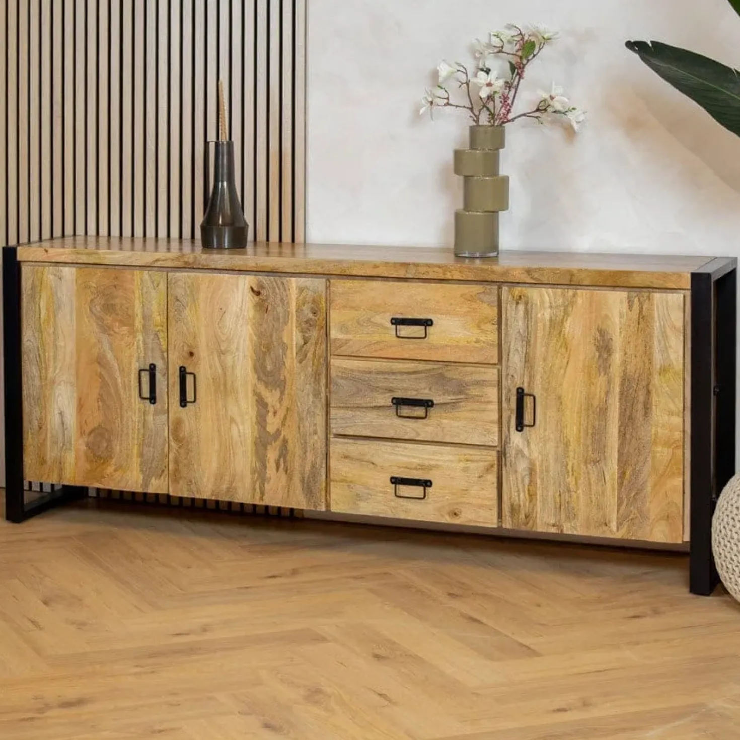 Britt Dressoir 3 deuren 3 lades Mangohout 200cm