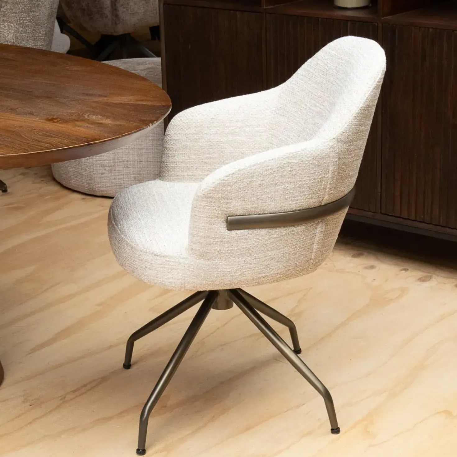 Brooklyn Eetkamerstoel - be great cream 11 Atlas 360 anodic bruin