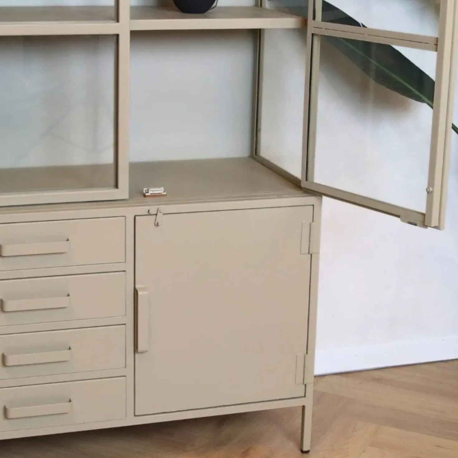 Figue vitrinekast hoog taupe 136cm