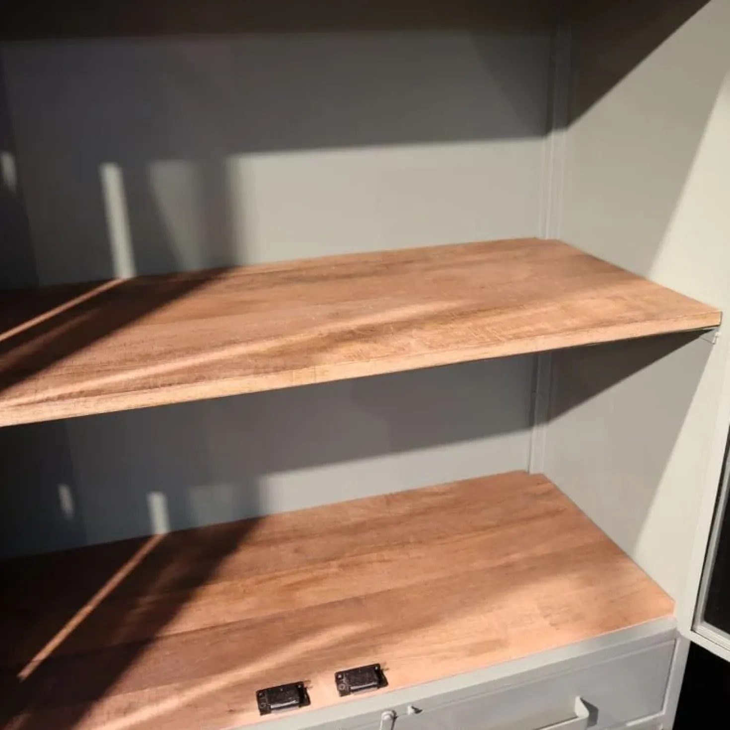 Figue vitrinekast industrieel olijfgroen / houten planken 90cm