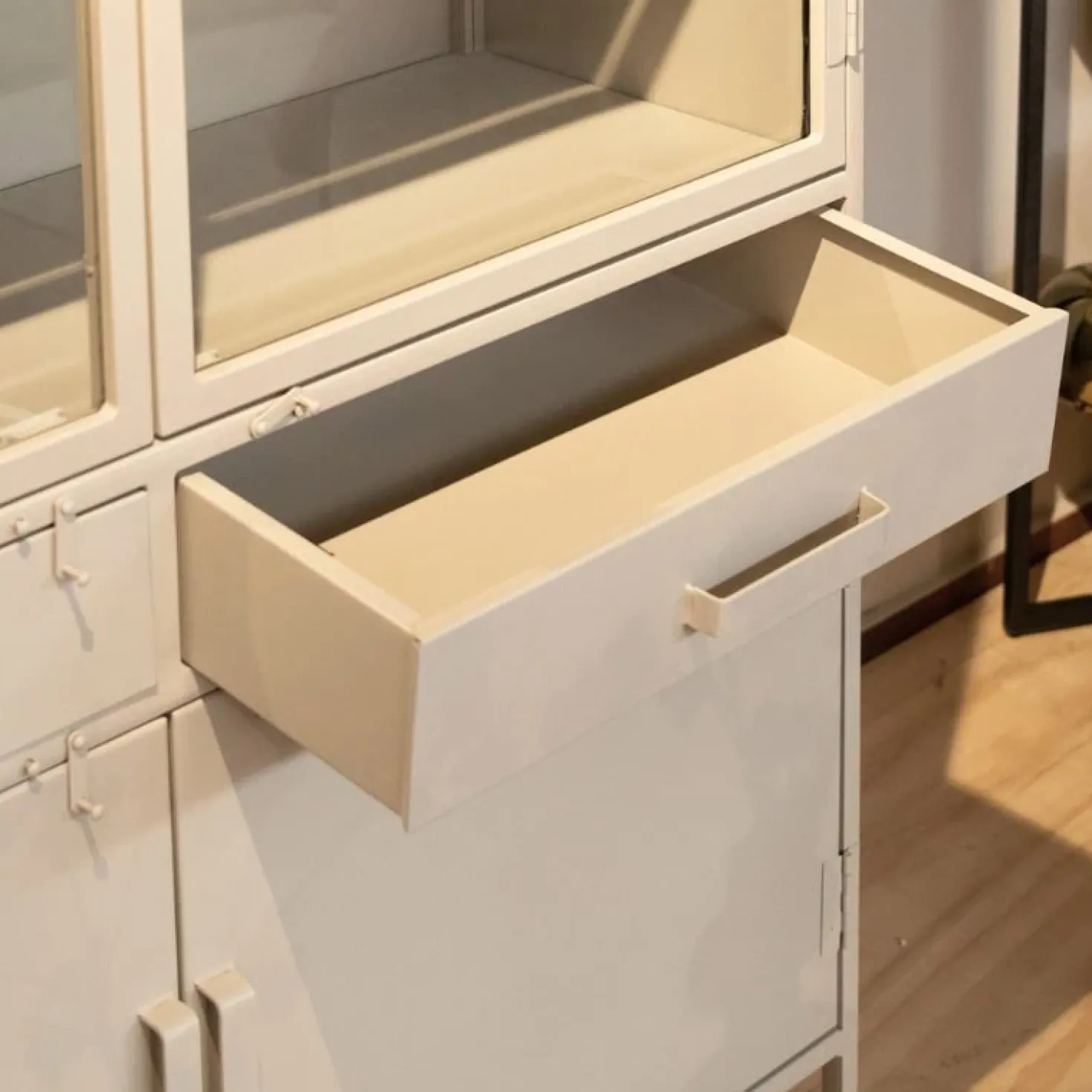Figue vitrinekast industrieel taupe binnenkant 120cm