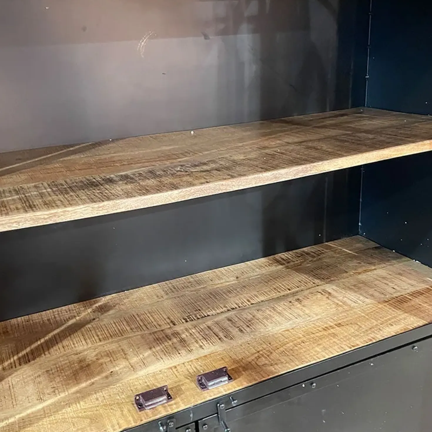 Figue vitrinekast industrieel zwart houten planken 120cm