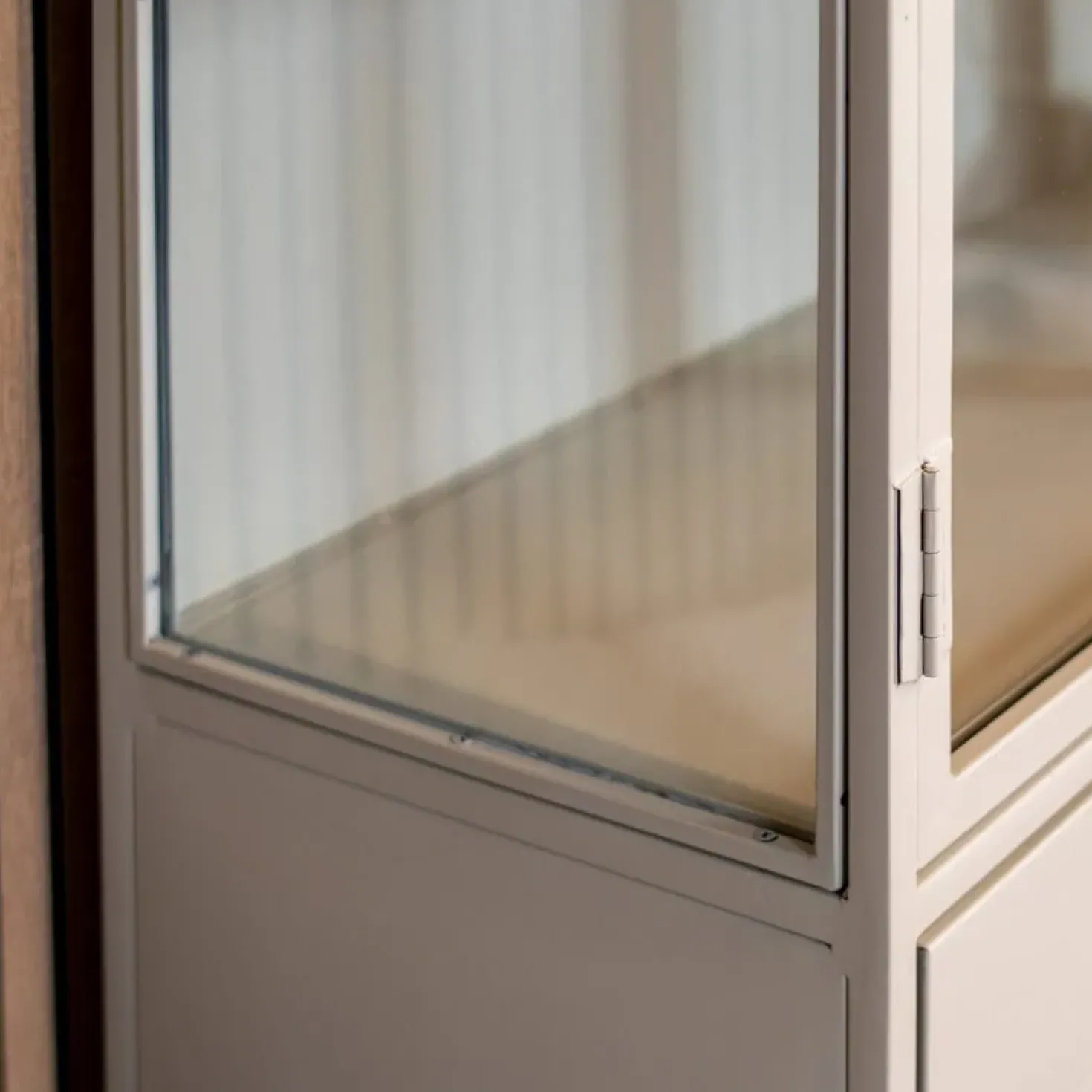 Figue vitrinekast industrieel taupe binnenkant zijkant glas 120cm
