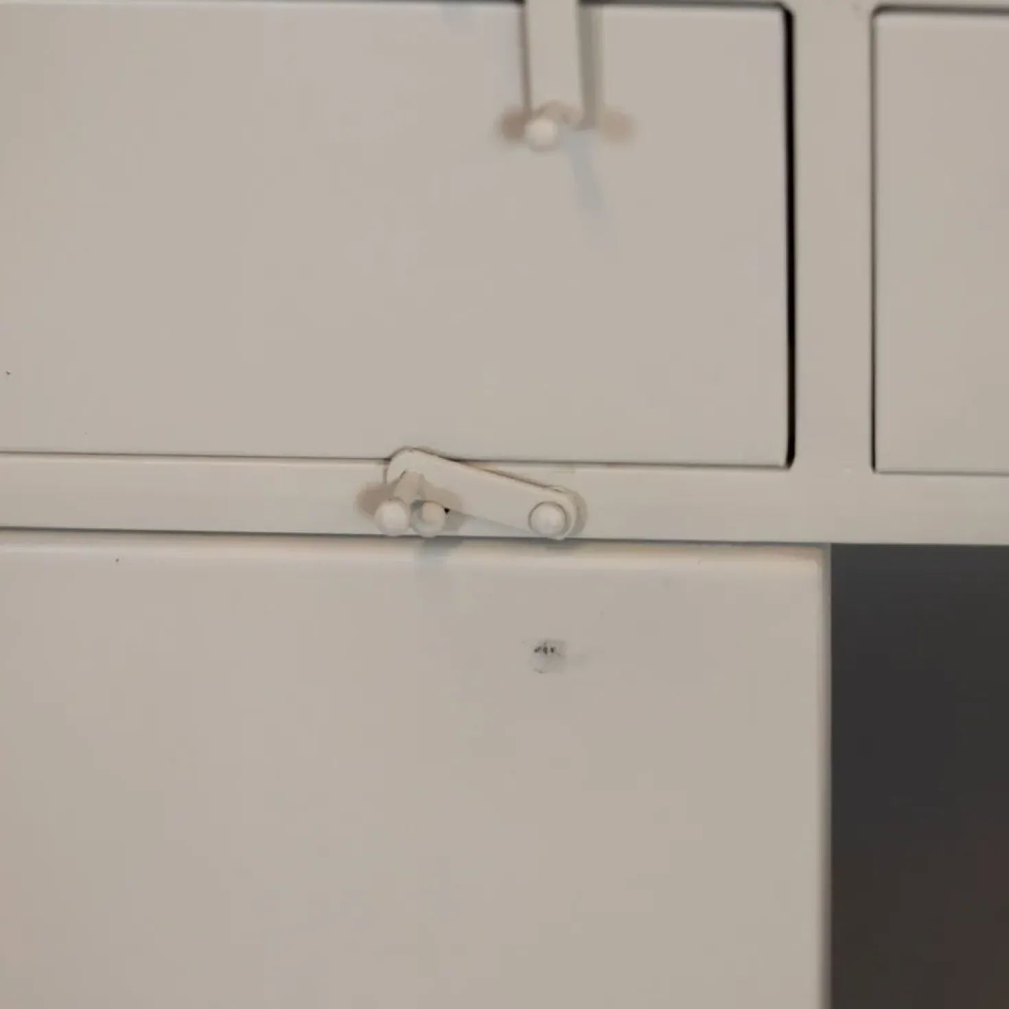 Figue vitrinekast industrieel taupe binnenkant zijkant glas 120cm