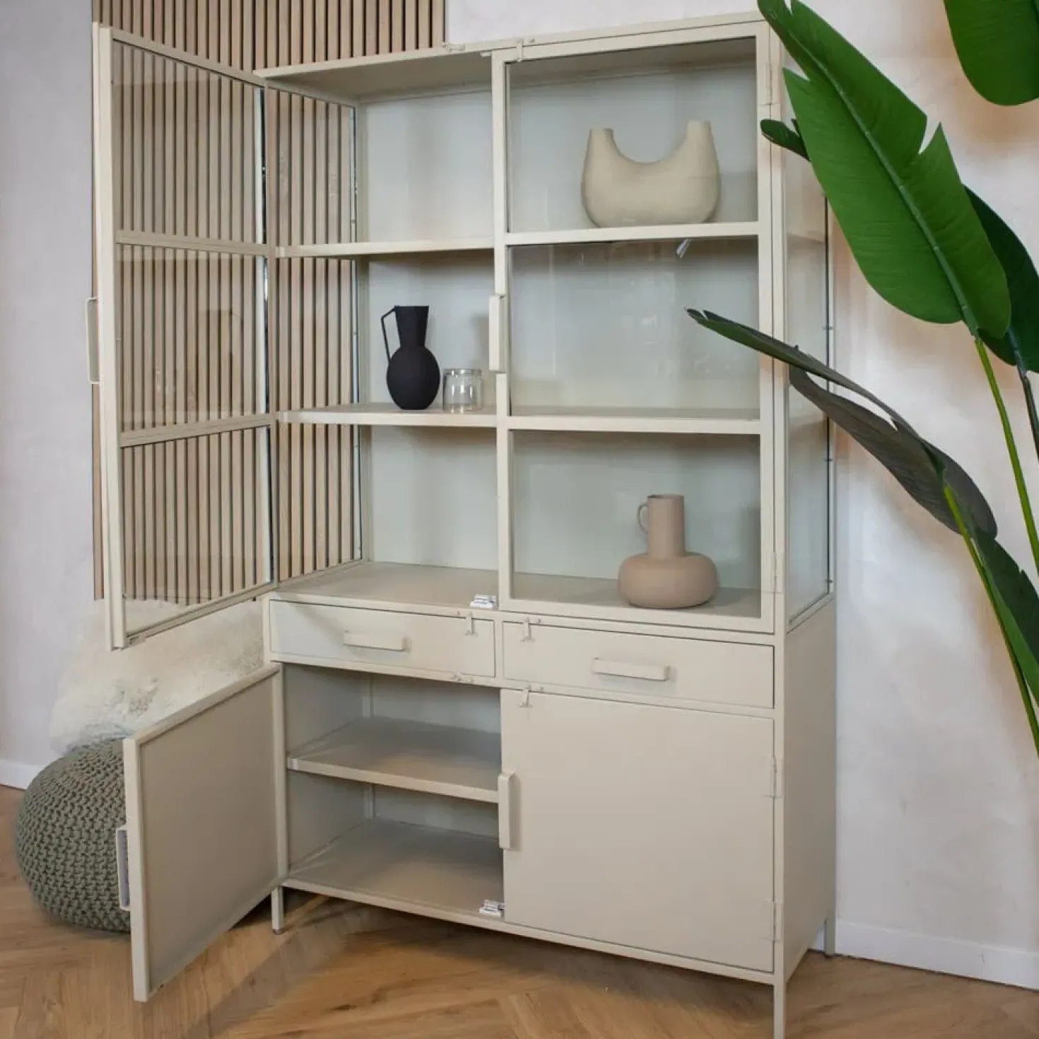 Figue vitrinekast industrieel taupe binnenkant zijkant glas 120cm