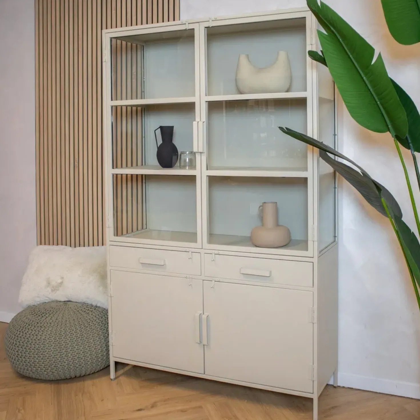 Figue vitrinekast industrieel taupe binnenkant zijkant glas 120cm