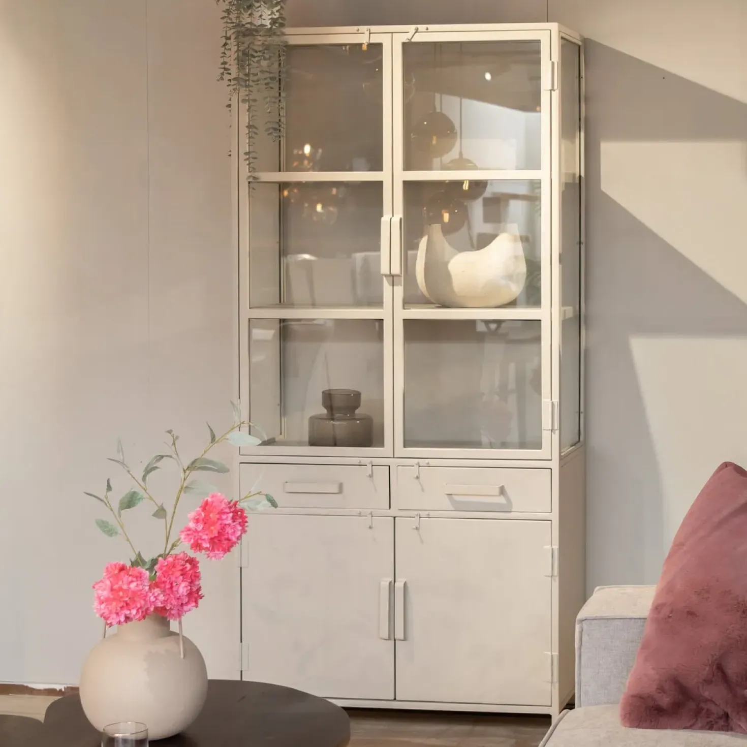 Figue vitrinekast industrieel taupe zijkant glas 90cm
