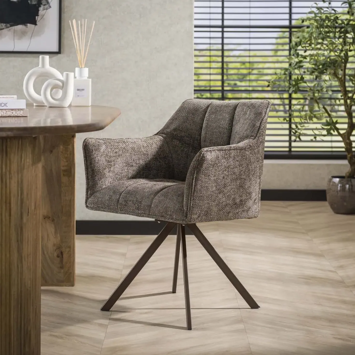 Kelly Eetkamerstoel Hoven taupe met bruin bronzen poot