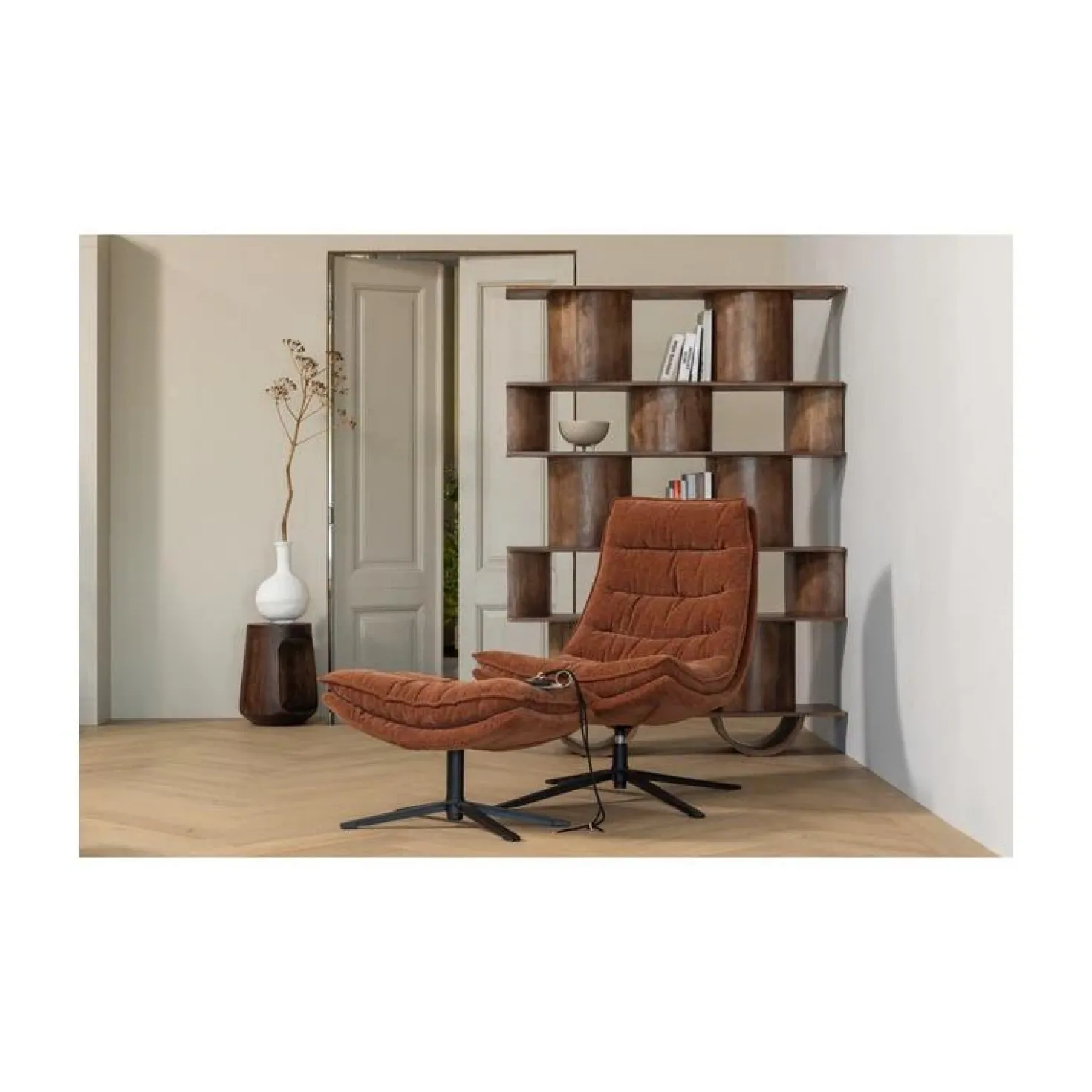 Kube Draaifauteuil met hocker bruin