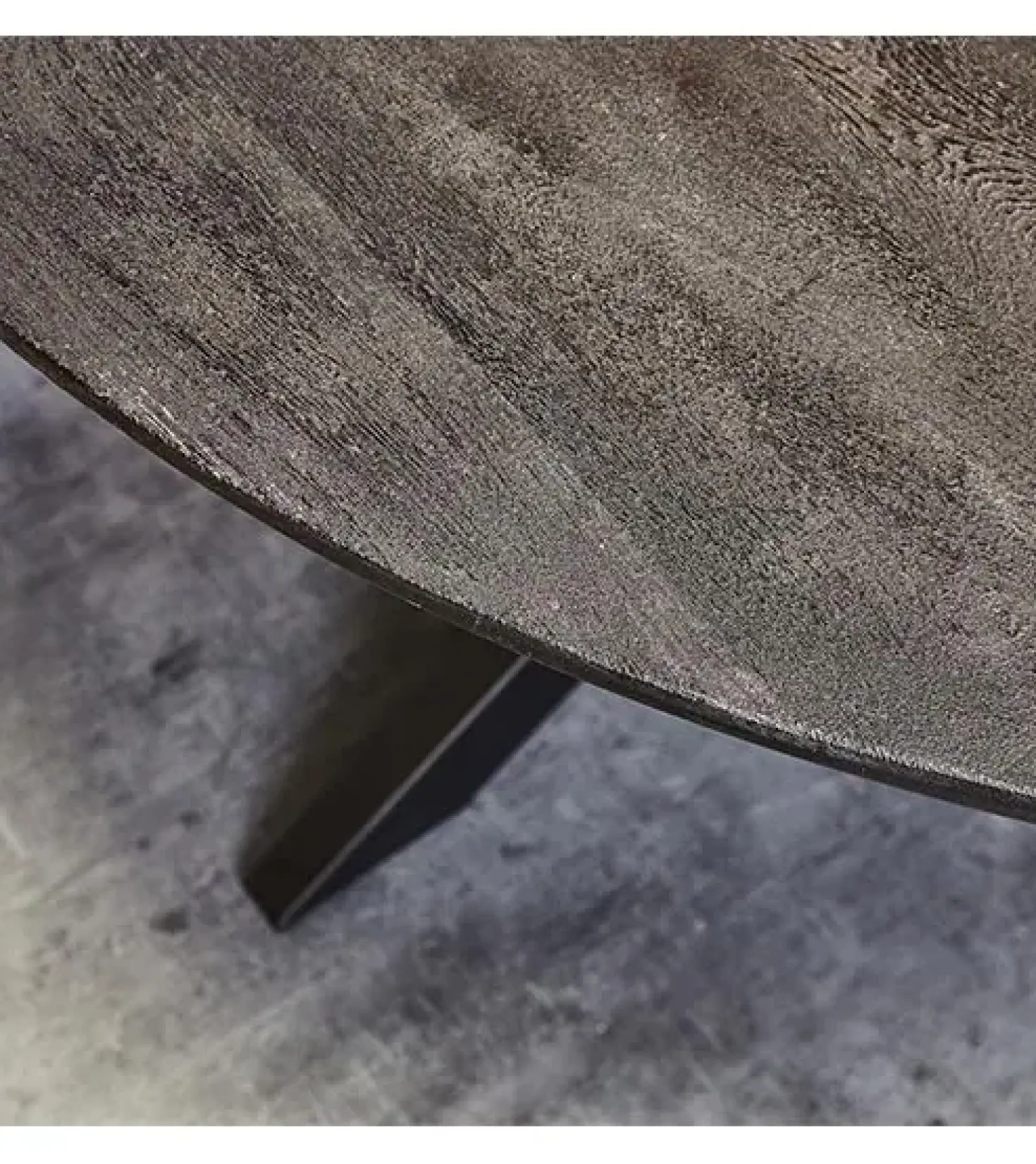 Orianna eettafel industrieel rond mangohout zwart