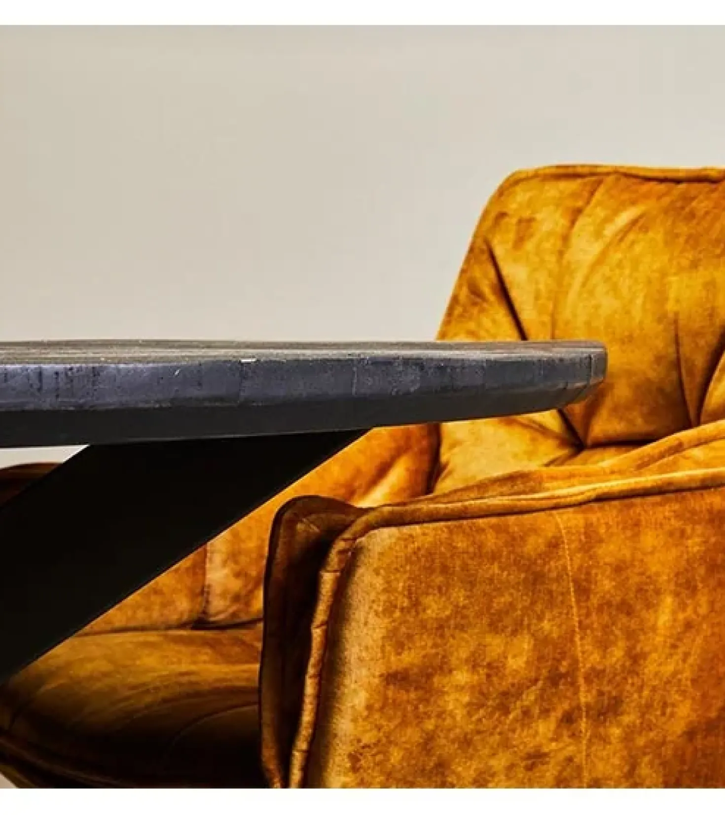 Orianna eettafel industrieel rond mangohout zwart