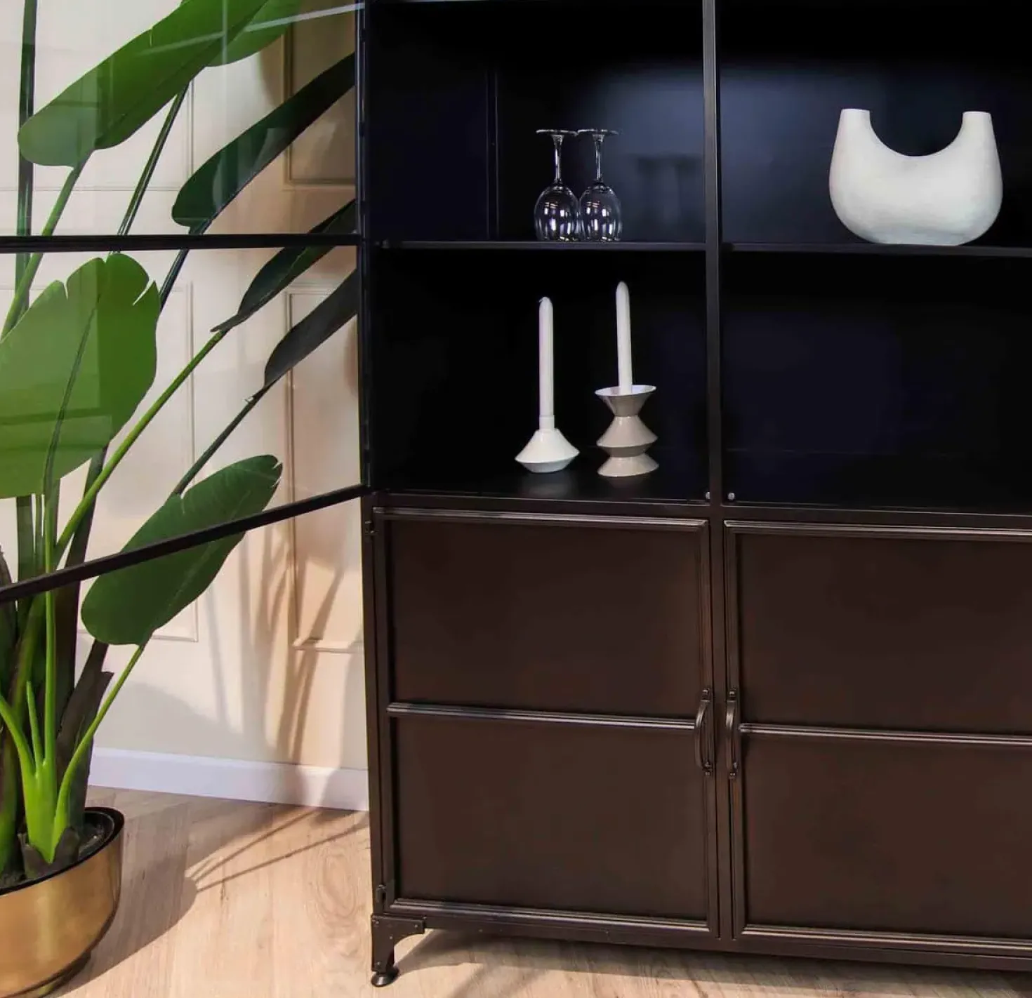 Romy vitrinekast industrieel zwart 120cm