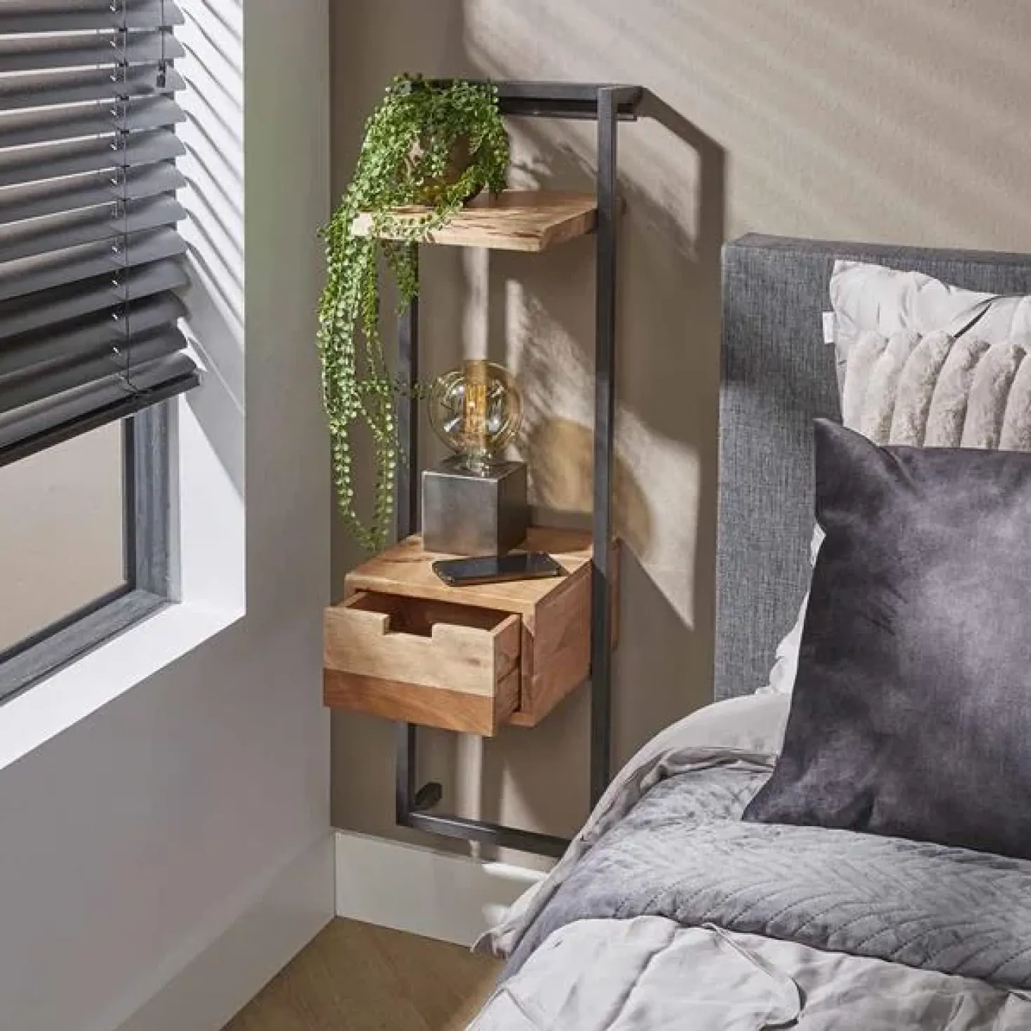 Sonic houten nachtkastje hoog met plank naturel